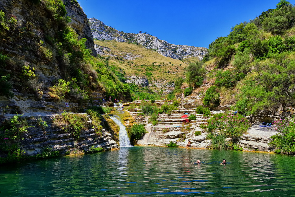 Pozze naturali e cascata in canyon