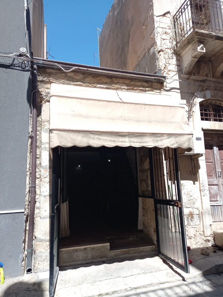 MONOLOCALE IUVARA