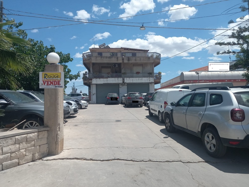 LOCALE COMMERCIALE CON SPIAZZO